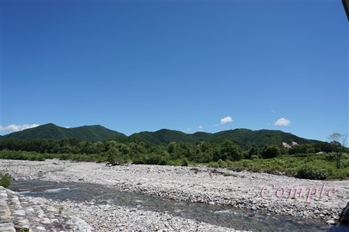 川と山の風景