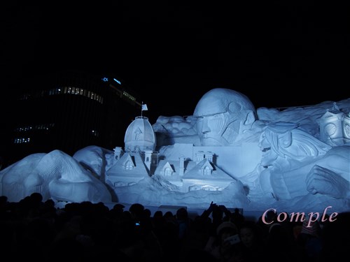 夜の進撃の巨人雪像